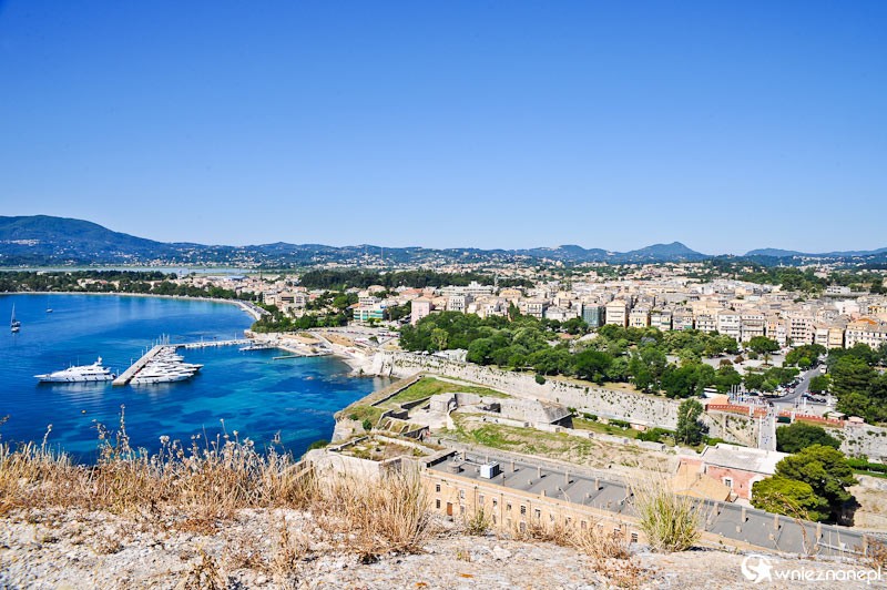 Grecka wyspa Korfu. Widok na miasto ze Starej Fortecy w stolicy wyspy, Kerkirze. - foto: wnieznane.pl Grecka wyspa Korfu. Widok na miasto ze Starej Fortecy w stolicy wyspy, Kerkirze. - foto: wnieznane.pl