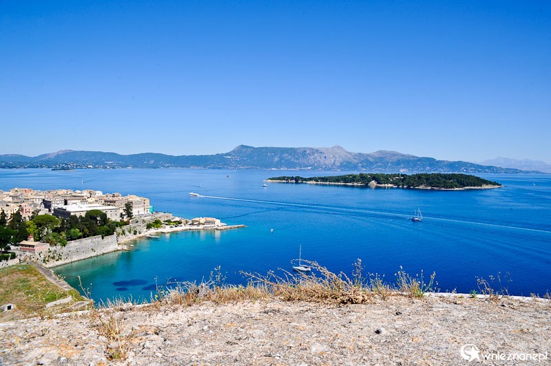Grecka wyspa Korfu. Widok na miasto, góry i wyspę Vido ze Starej Fortecy w stolicy wyspy, Kerkirze. - foto: wnieznane.pl Grecka wyspa Korfu. Widok na miasto, góry i wyspę Vido ze Starej Fortecy w stolicy wyspy, Kerkirze. - foto: wnieznane.pl