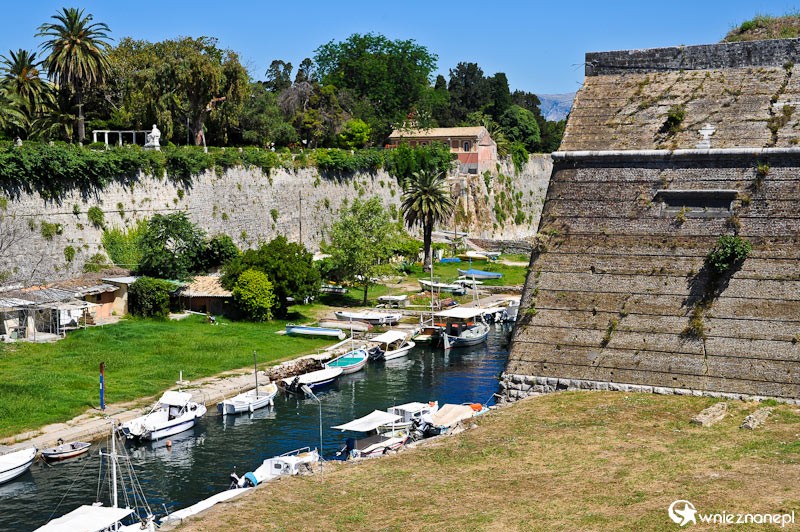 Grecka wyspa Korfu Contrafossa i Stara Forteca w stolicy wyspy, Kerkirze. - foto: wnieznane.pl Grecka wyspa Korfu Contrafossa i Stara Forteca w stolicy wyspy, Kerkirze. - foto: wnieznane.pl
