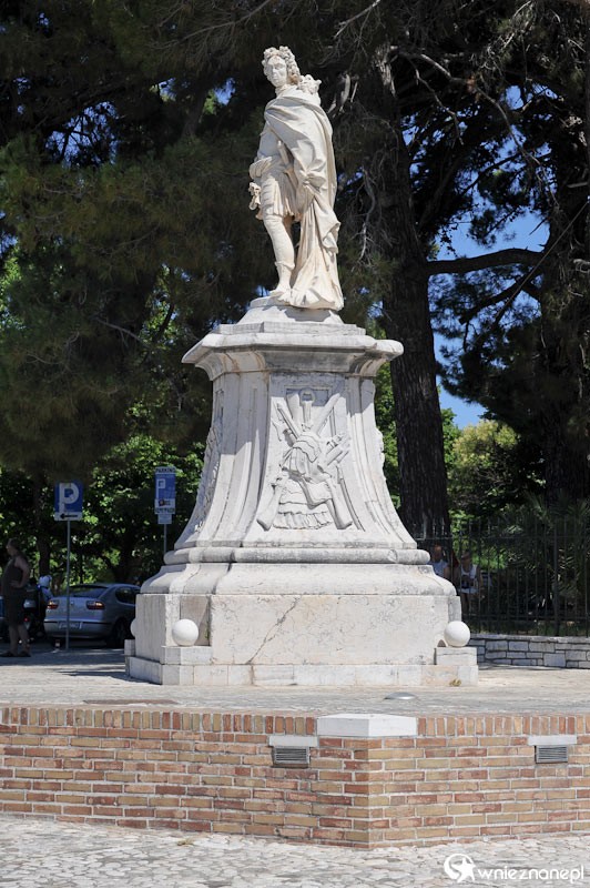 Grecka wyspa Korfu. Jeden z wielu pomników w stolicy wyspy, Kerkirze. - foto: wnieznane.pl Grecka wyspa Korfu. Jeden z wielu pomników w stolicy wyspy, Kerkirze. - foto: wnieznane.pl