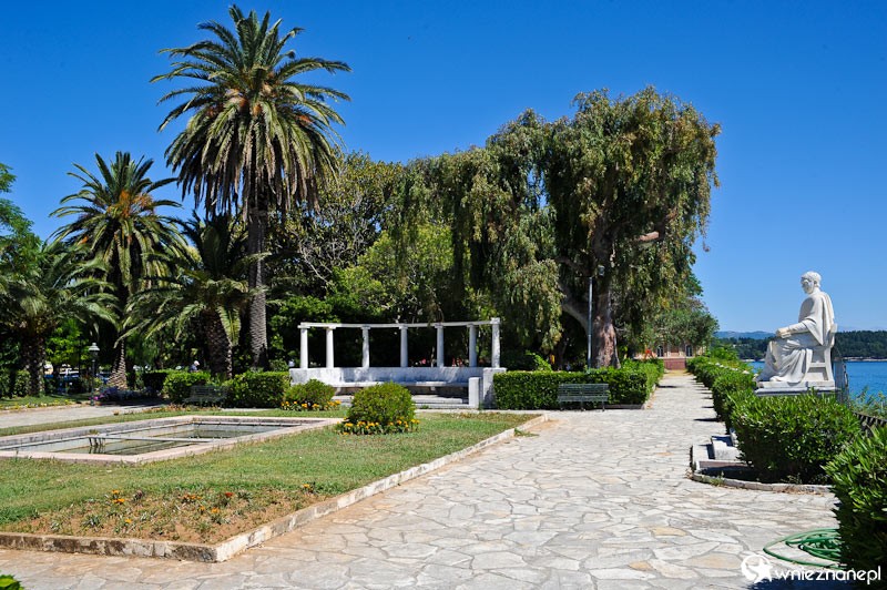 Grecka wyspa Korfu. Jeden z wielu pomników w stolicy wyspy, Kerkirze. - foto: wnieznane.pl Grecka wyspa Korfu. Jeden z wielu pomników w stolicy wyspy, Kerkirze. - foto: wnieznane.pl