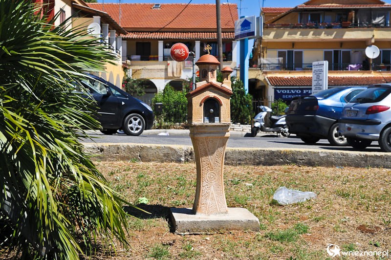 Grecka wyspa Korfu. Jedna z wielu przydrożnych kapliczek. - foto: wnieznane.pl Grecka wyspa Korfu. Jedna z wielu przydrożnych kapliczek. - foto: wnieznane.pl