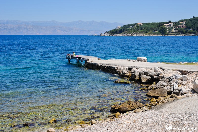 Grecka wyspa Korfu. Piękna plaża Imerolia w Kassiopi. - foto: wnieznane.pl Grecka wyspa Korfu. Piękna plaża Imerolia w Kassiopi. - foto: wnieznane.pl