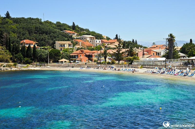 Grecka wyspa Korfu. Piękna plaża Imerolia w Kassiopi. - foto: wnieznane.pl Grecka wyspa Korfu. Piękna plaża Imerolia w Kassiopi. - foto: wnieznane.pl