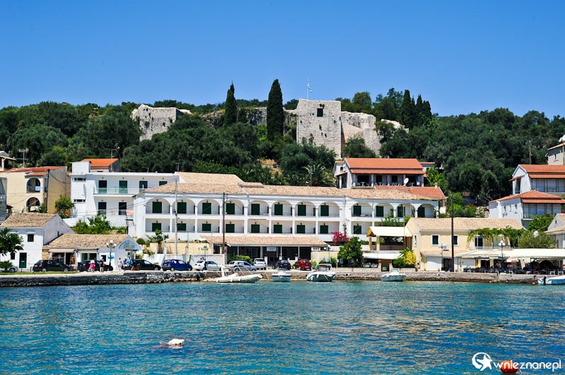 Grecka wyspa Korfu. Miasteczko Kassiopi i ruiny zamku. - foto: wnieznane.pl Grecka wyspa Korfu. Miasteczko Kassiopi i ruiny zamku. - foto: wnieznane.pl