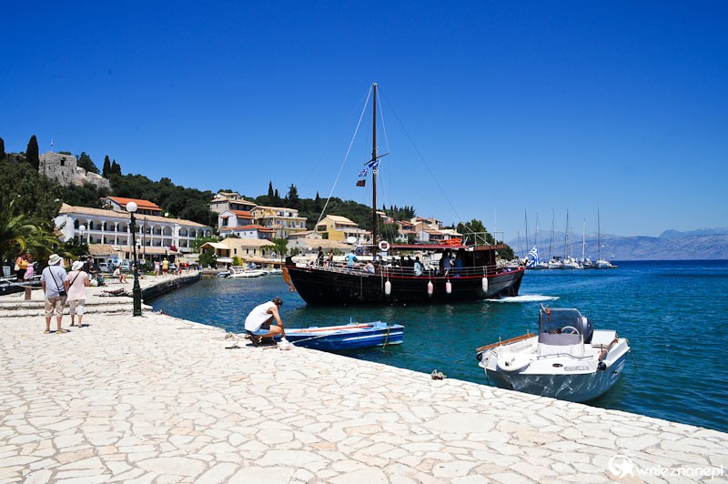 Grecka wyspa Korfu. Miasteczko Kassiopi, port i ruiny zamku. - foto: wnieznane.pl Grecka wyspa Korfu. Miasteczko Kassiopi, port i ruiny zamku. - foto: wnieznane.pl