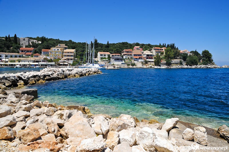 Grecka wyspa Korfu. Miasteczko Kassiopi, port i przepiękna krystaliczna woda. - foto: wnieznane.pl Grecka wyspa Korfu. Miasteczko Kassiopi, port i przepiękna krystaliczna woda. - foto: wnieznane.pl
