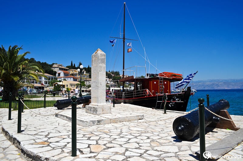 Grecka wyspa Korfu. Miasteczko Kassiopi, port i armaty. - foto: wnieznane.pl Grecka wyspa Korfu. Miasteczko Kassiopi, port i armaty. - foto: wnieznane.pl