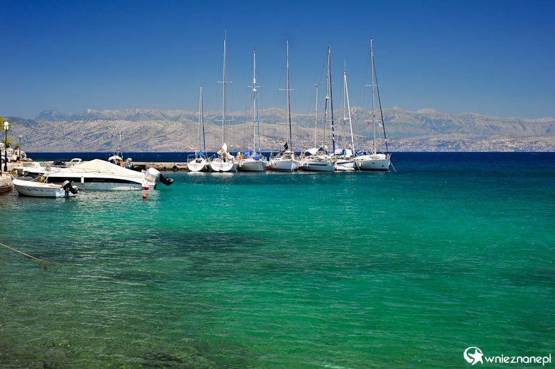 Grecka wyspa Korfu. Miasteczko Kassiopi, port i przepiękna krystaliczna woda. W tle Albania. - foto: wnieznane.pl Grecka wyspa Korfu. Miasteczko Kassiopi, port i przepiękna krystaliczna woda. W tle Albania. - foto: wnieznane.pl