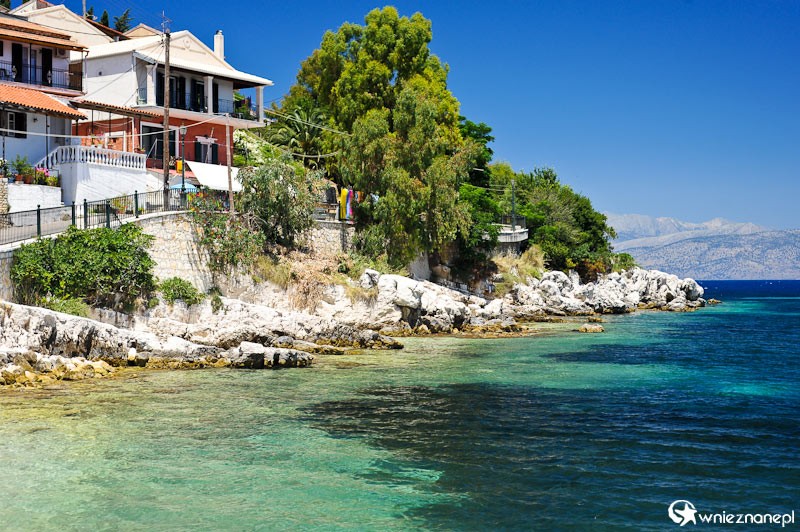 Grecka wyspa Korfu. Miasteczko Kassiopi i przepiękna krystaliczna woda. W tle Albania. - foto: wnieznane.pl Grecka wyspa Korfu. Miasteczko Kassiopi i przepiękna krystaliczna woda. W tle Albania. - foto: wnieznane.pl