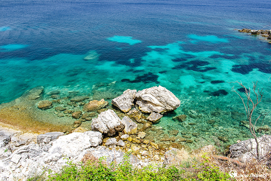 Grecka wyspa Korfu. Przepiękna krystaliczna woda w okolicach Kassiopi. - foto: wnieznane.pl Grecka wyspa Korfu. Przepiękna krystaliczna woda w okolicach Kassiopi. - foto: wnieznane.pl