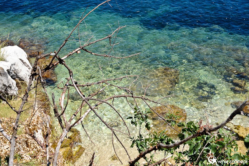 Grecka wyspa Korfu. Przepiękna krystaliczna woda w okolicach Kassiopi. - foto: wnieznane.pl Grecka wyspa Korfu. Przepiękna krystaliczna woda w okolicach Kassiopi. - foto: wnieznane.pl