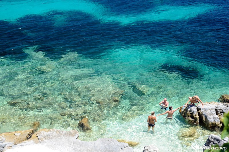 Grecka wyspa Korfu. Przepiękna krystaliczna woda w okolicach Kassiopi. - foto: wnieznane.pl Grecka wyspa Korfu. Przepiękna krystaliczna woda w okolicach Kassiopi. - foto: wnieznane.pl