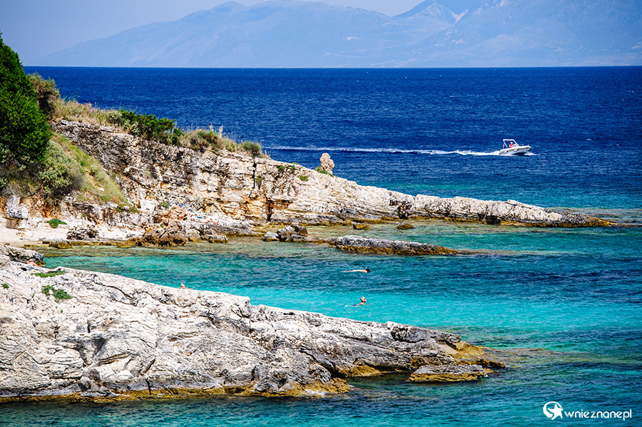 Grecka wyspa Korfu. Przepiękna krystaliczna woda w okolicach Kassiopi. - foto: wnieznane.pl Grecka wyspa Korfu. Przepiękna krystaliczna woda w okolicach Kassiopi. - foto: wnieznane.pl