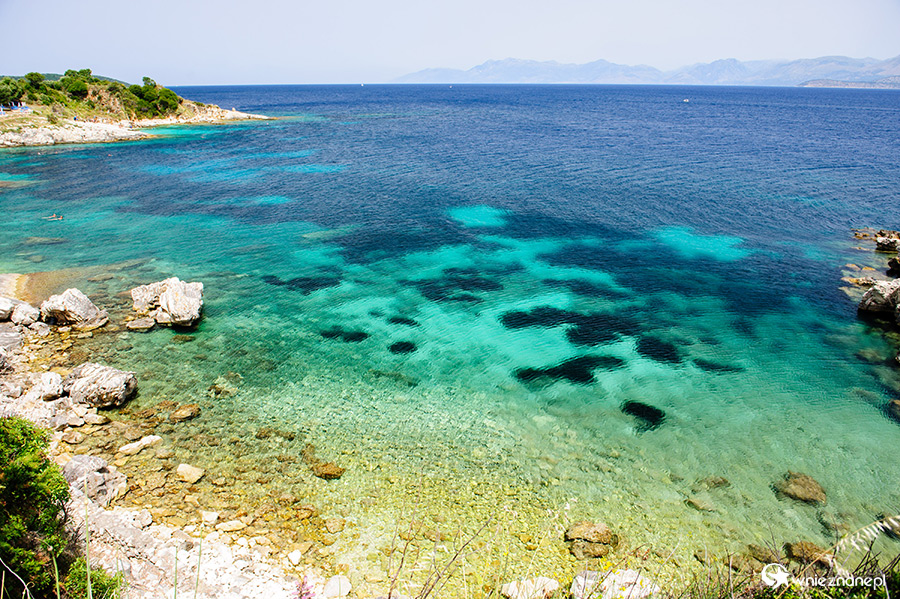 Grecka wyspa Korfu. Przepiękna krystaliczna woda w okolicach Kassiopi. W tle Albania. - foto: wnieznane.pl Grecka wyspa Korfu. Przepiękna krystaliczna woda w okolicach Kassiopi. W tle Albania. - foto: wnieznane.pl