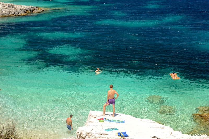 Grecka wyspa Korfu. Przepiękna krystaliczna woda w okolicach Kassiopi. - foto: wnieznane.pl Grecka wyspa Korfu. Przepiękna krystaliczna woda w okolicach Kassiopi. - foto: wnieznane.pl