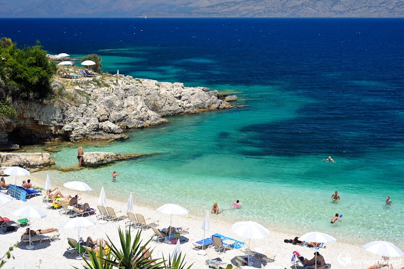 Grecka wyspa Korfu. Przepiękna krystaliczna woda w okolicach Kassiopi. W tle Albania. - foto: wnieznane.pl Grecka wyspa Korfu. Przepiękna krystaliczna woda w okolicach Kassiopi. W tle Albania. - foto: wnieznane.pl