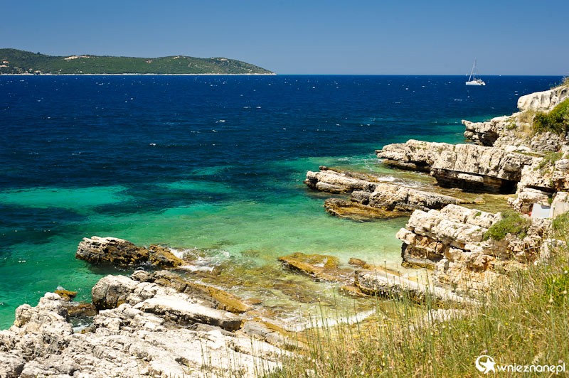 Grecka wyspa Korfu. Przepiękne skaliste wyvbrzeże w okolicach Kassiopi. - foto: wnieznane.pl Grecka wyspa Korfu. Przepiękne skaliste wyvbrzeże w okolicach Kassiopi. - foto: wnieznane.pl