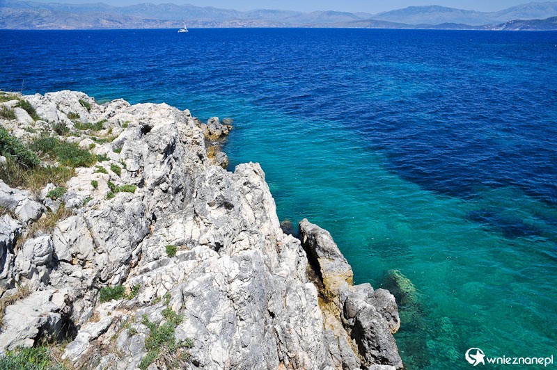 Grecka wyspa Korfu. Przepiękne skaliste wybrzeże w okolicach Kassiopi. W tle Albania. - foto: wnieznane.pl Grecka wyspa Korfu. Przepiękne skaliste wybrzeże w okolicach Kassiopi. W tle Albania. - foto: wnieznane.pl