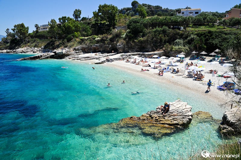 Grecka wyspa Korfu. Przepiękne skaliste wybrzeże i plaża Bataria w okolicach Kassiopi. - foto: wnieznane.pl Grecka wyspa Korfu. Przepiękne skaliste wybrzeże i plaża Bataria w okolicach Kassiopi. - foto: wnieznane.pl