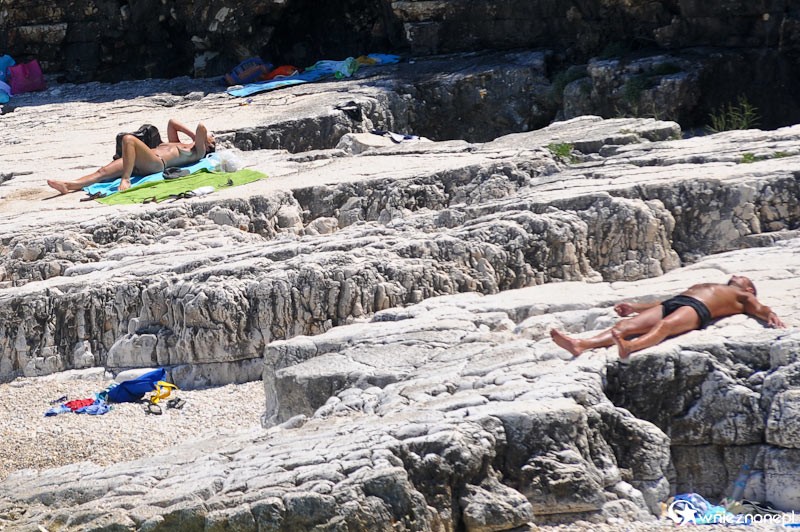 Grecka wyspa Korfu. Przepiękne skaliste wybrzeże i plaża Bataria w okolicach Kassiopi. - foto: wnieznane.pl Grecka wyspa Korfu. Przepiękne skaliste wybrzeże i plaża Bataria w okolicach Kassiopi. - foto: wnieznane.pl