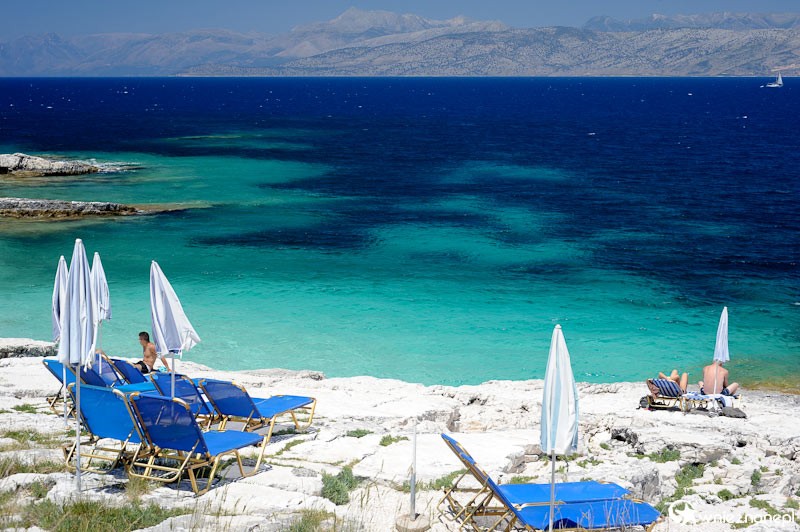 Grecka wyspa Korfu. Przepiękne skaliste wybrzeże i plaża Bataria w okolicach Kassiopi. W tle Albania. - foto: wnieznane.pl Grecka wyspa Korfu. Przepiękne skaliste wybrzeże i plaża Bataria w okolicach Kassiopi. W tle Albania. - foto: wnieznane.pl