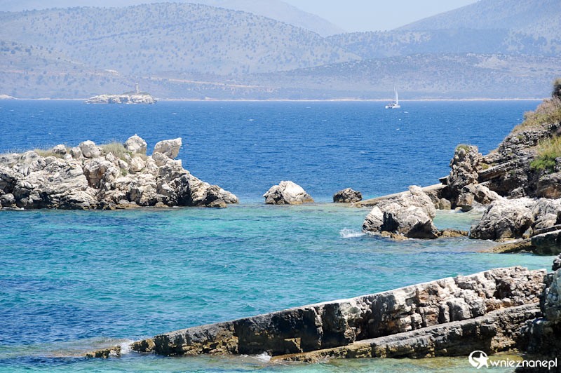 Grecka wyspa Korfu. Przepiękne skaliste wybrzeże w okolicach Kassiopi. W tle Albania. - foto: wnieznane.pl Grecka wyspa Korfu. Przepiękne skaliste wybrzeże w okolicach Kassiopi. W tle Albania. - foto: wnieznane.pl