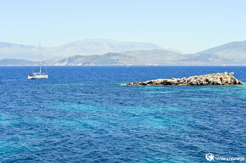 Grecka wyspa Korfu. Przepiękne skaliste wybrzeże w okolicach Kassiopi. W tle Albania. - foto: wnieznane.pl Grecka wyspa Korfu. Przepiękne skaliste wybrzeże w okolicach Kassiopi. W tle Albania. - foto: wnieznane.pl