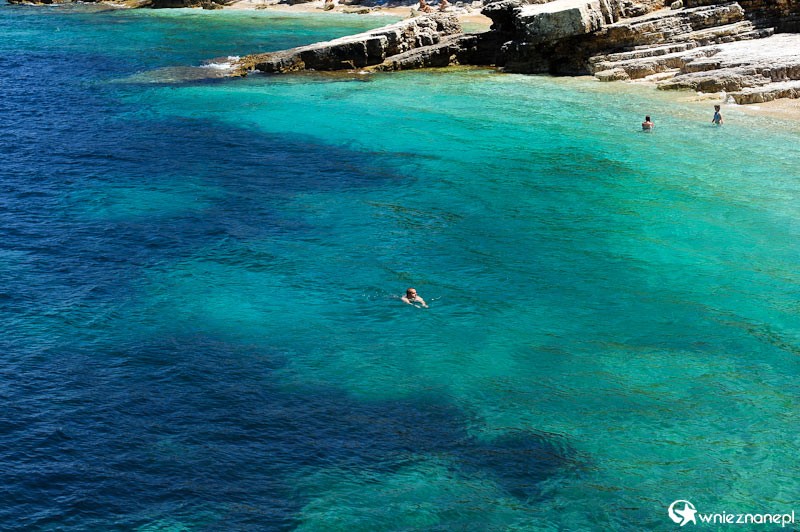 Grecka wyspa Korfu. Przepiękne skaliste wybrzeże i fantastyczna woda w okolicach Kassiopi. - foto: wnieznane.pl Grecka wyspa Korfu. Przepiękne skaliste wybrzeże i fantastyczna woda w okolicach Kassiopi. - foto: wnieznane.pl