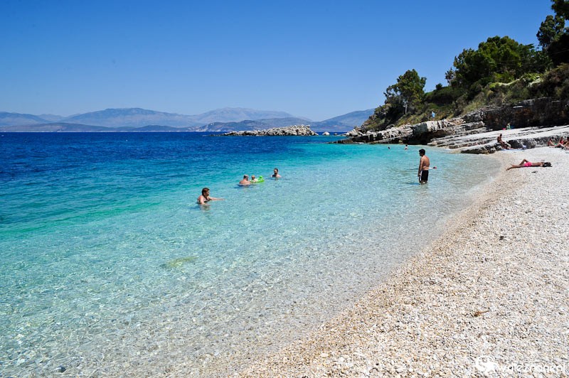 Grecka wyspa Korfu. Przepiękne skaliste wybrzeże, kamienista plaża Bataria i fantastyczna woda w okolicach Kassiopi. - foto: wnieznane.pl Grecka wyspa Korfu. Przepiękne skaliste wybrzeże, kamienista plaża Bataria i fantastyczna woda w okolicach Kassiopi. - foto: wnieznane.pl