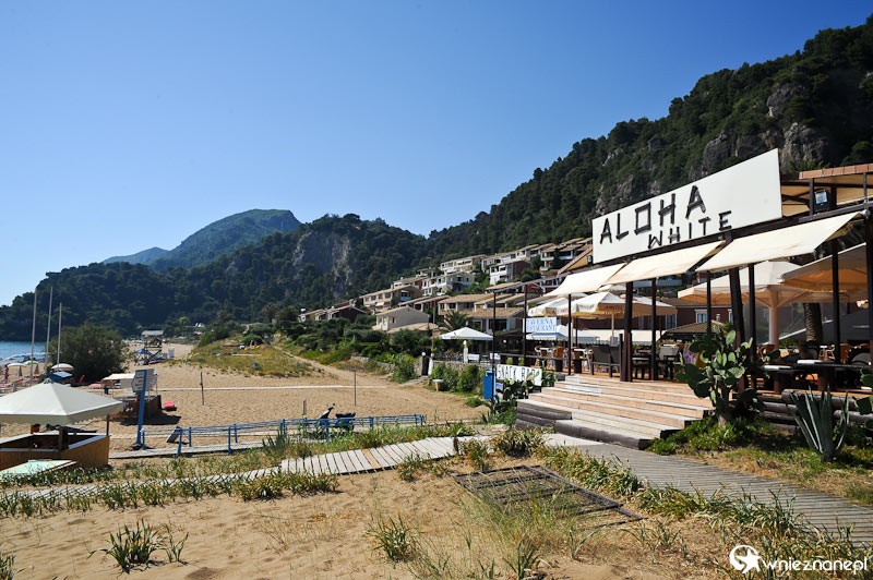 Grecka wyspa Korfu. Szeroka i długa piaszczysta plaża Glyfada niedaleko miejscowości Pelekas. - foto: wnieznane.pl Grecka wyspa Korfu. Szeroka i długa piaszczysta plaża Glyfada niedaleko miejscowości Pelekas. - foto: wnieznane.pl