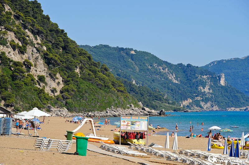 Grecka wyspa Korfu. Szeroka i długa piaszczysta plaża Glyfada niedaleko miejscowości Pelekas. - foto: wnieznane.pl Grecka wyspa Korfu. Szeroka i długa piaszczysta plaża Glyfada niedaleko miejscowości Pelekas. - foto: wnieznane.pl