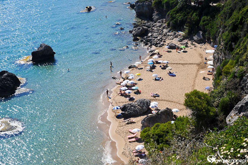 Grecka wyspa Korfu. Urocza, ukryta wśród skał plaża Mirtiotissa niedaleko miejscowości Pelekas. - foto: wnieznane.pl Grecka wyspa Korfu. Urocza, ukryta wśród skał plaża Mirtiotissa niedaleko miejscowości Pelekas. - foto: wnieznane.pl