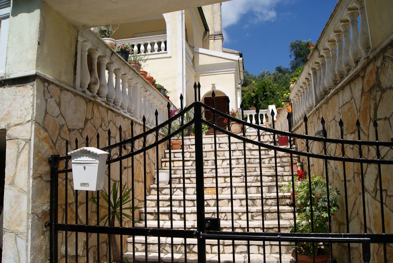 Grecka wyspa Korfu. Widok na jeden z domów mieszkalnych. - foto: Bodzis Grecka wyspa Korfu. Widok na jeden z domów mieszkalnych. - foto: Bodzis