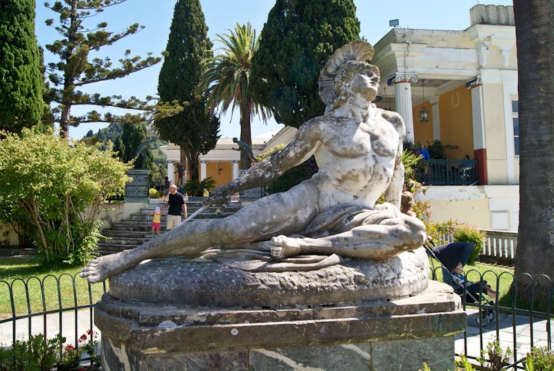 Grecka wyspa Korfu. Pomnik Achillesa w pałacu Achillion niedaleko Gastouri. - foto: Bodzis Grecka wyspa Korfu. Pomnik Achillesa w pałacu Achillion niedaleko Gastouri. - foto: Bodzis