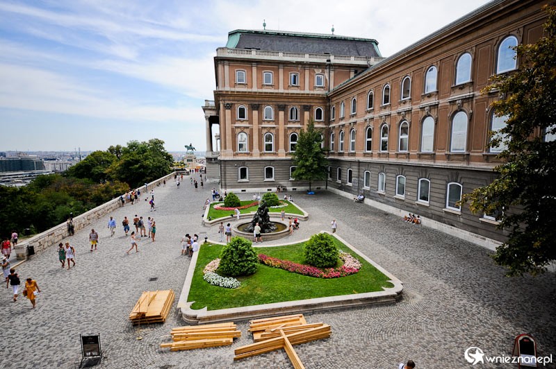 Budapeszt. Wzgórze Zamkowe, plac przed zamkiem. - foto: wnieznane.pl Budapeszt. Wzgórze Zamkowe, plac przed zamkiem. - foto: wnieznane.pl