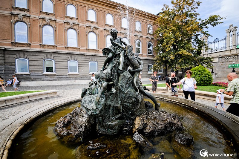 Budapeszt. Jedna z fontann na Wzgórzu Zamkowym. - foto: wnieznane.pl Budapeszt. Jedna z fontann na Wzgórzu Zamkowym. - foto: wnieznane.pl