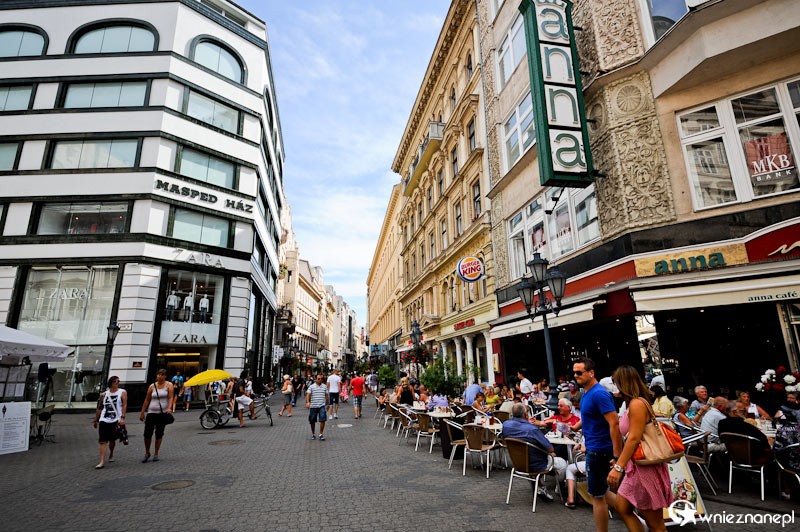 Budapeszt. Deptak w centrum miasta. - foto: wnieznane.pl Budapeszt. Deptak w centrum miasta. - foto: wnieznane.pl