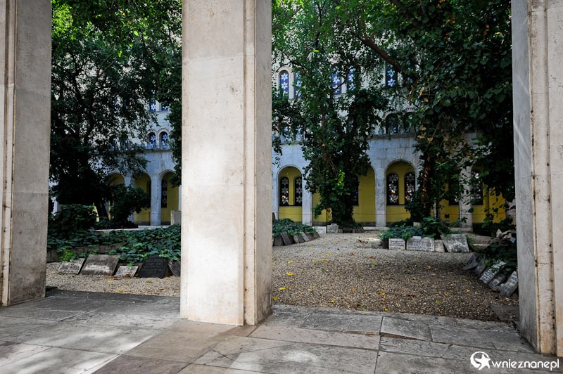 Budapeszt. Na terenie Synagogi. - foto: wnieznane.pl Budapeszt. Na terenie Synagogi. - foto: wnieznane.pl