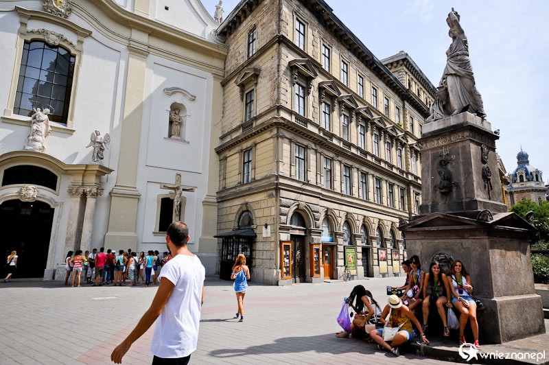 Budapeszt. Pomnik przy Pesti Ferences templom. - foto: wnieznane.pl Budapeszt. Pomnik przy Pesti Ferences templom. - foto: wnieznane.pl