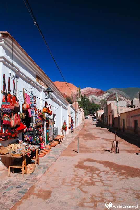 Argentyna. Purmamarca. Cerro de los Siete Colores czy kolorowa torebeczka? Wybór należy do Ciebie - foto: wnieznane.pl Argentyna. Purmamarca. Cerro de los Siete Colores czy kolorowa torebeczka? Wybór należy do Ciebie - foto: wnieznane.pl