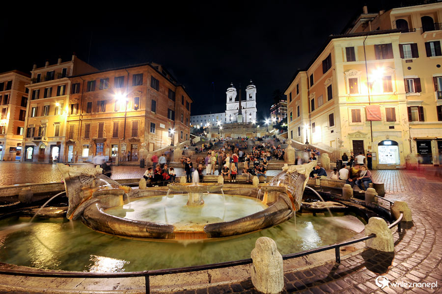 Rzym. Widok z Piazza di Spagna na schody hiszpańskie, fontannę Barcaccia i kościół Trinita dei Monti (kościół św. Trójcy). - foto: wnieznane.pl Rzym. Widok z Piazza di Spagna na schody hiszpańskie, fontannę Barcaccia i kościół Trinita dei Monti (kościół św. Trójcy). - foto: wnieznane.pl