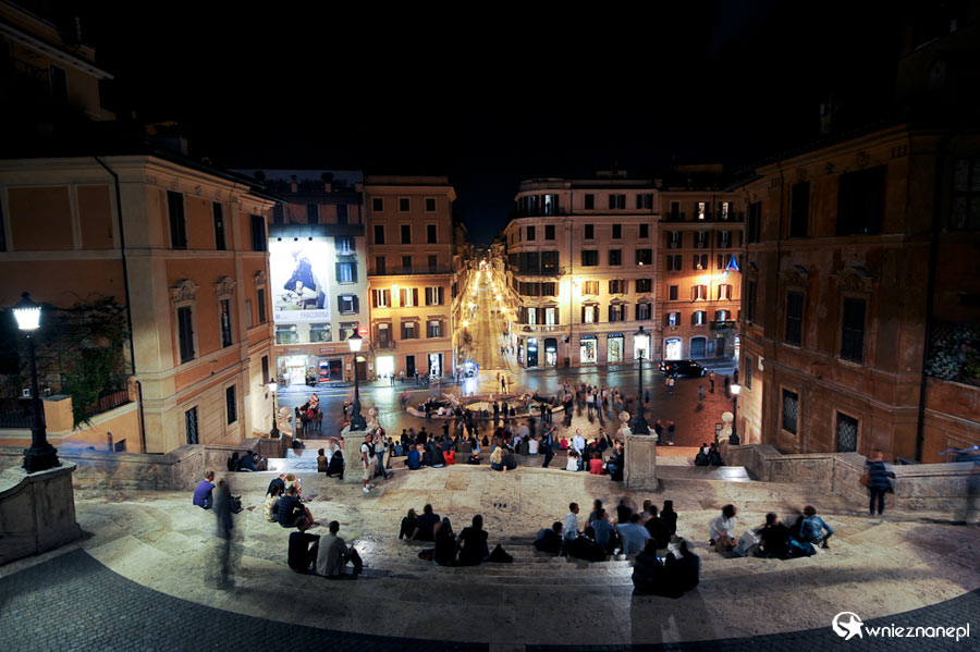 Rzym. Widok ze schodów hiszpańskich na Piazza di Spagna. - foto: wnieznane.pl Rzym. Widok ze schodów hiszpańskich na Piazza di Spagna. - foto: wnieznane.pl