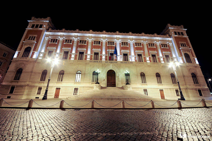 Rzym. Jeden z wielu rzymskich pałaców. - foto: wnieznane.pl Rzym. Jeden z wielu rzymskich pałaców. - foto: wnieznane.pl