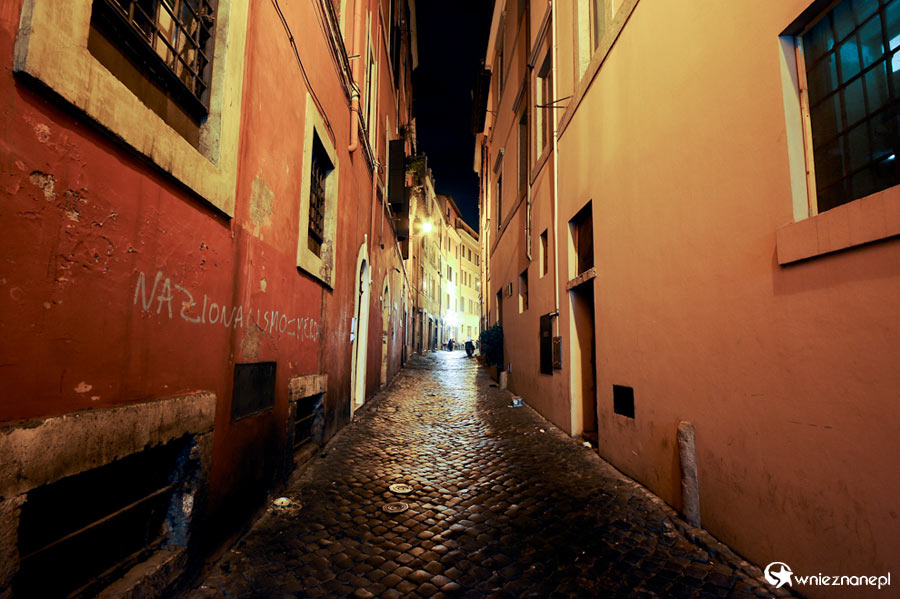 Rzym. Jedna z wielu wąskich uliczek w historycznej części miasta. - foto: wnieznane.pl Rzym. Jedna z wielu wąskich uliczek w historycznej części miasta. - foto: wnieznane.pl