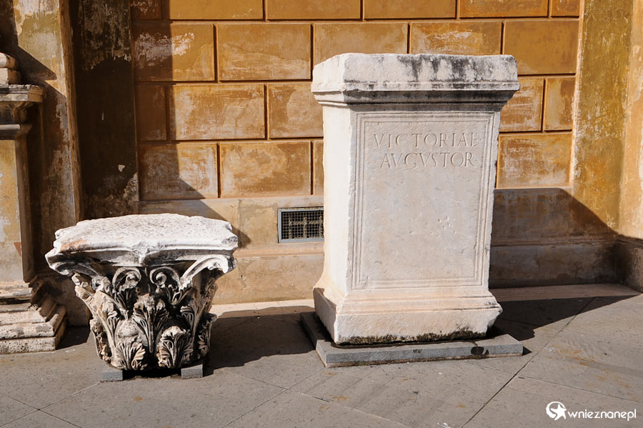 Watykan. Fragmenty kolumn w muzeach watykańskich. - foto: wnieznane.pl Watykan. Fragmenty kolumn w muzeach watykańskich. - foto: wnieznane.pl