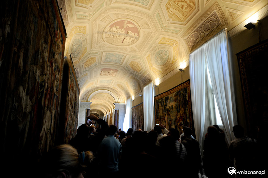Watykan. Muzea watykańskie - Galeria arrasów. - foto: wnieznane.pl Watykan. Muzea watykańskie - Galeria arrasów. - foto: wnieznane.pl