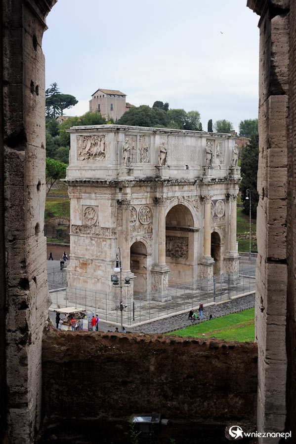 Rzym. Widok z Koloseum na Łuk Konstantyna. - foto: wnieznane.pl Rzym. Widok z Koloseum na Łuk Konstantyna. - foto: wnieznane.pl