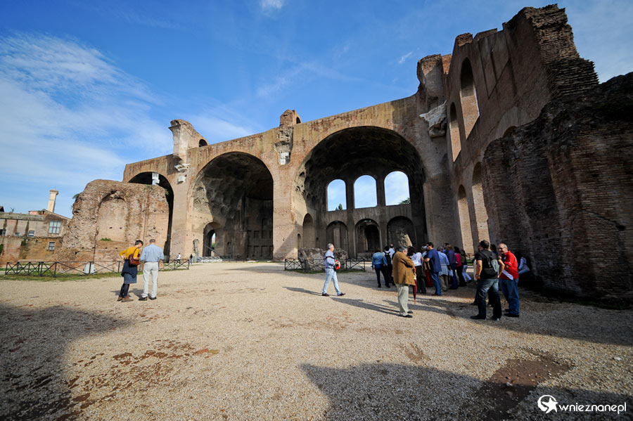 Rzym, Forum Romanum. Bazylika Maksencjusza i Konstantyna - największa bazylika i zarazem budynek Forum Romanum. - foto: wnieznane.pl Rzym, Forum Romanum. Bazylika Maksencjusza i Konstantyna - największa bazylika i zarazem budynek Forum Romanum. - foto: wnieznane.pl