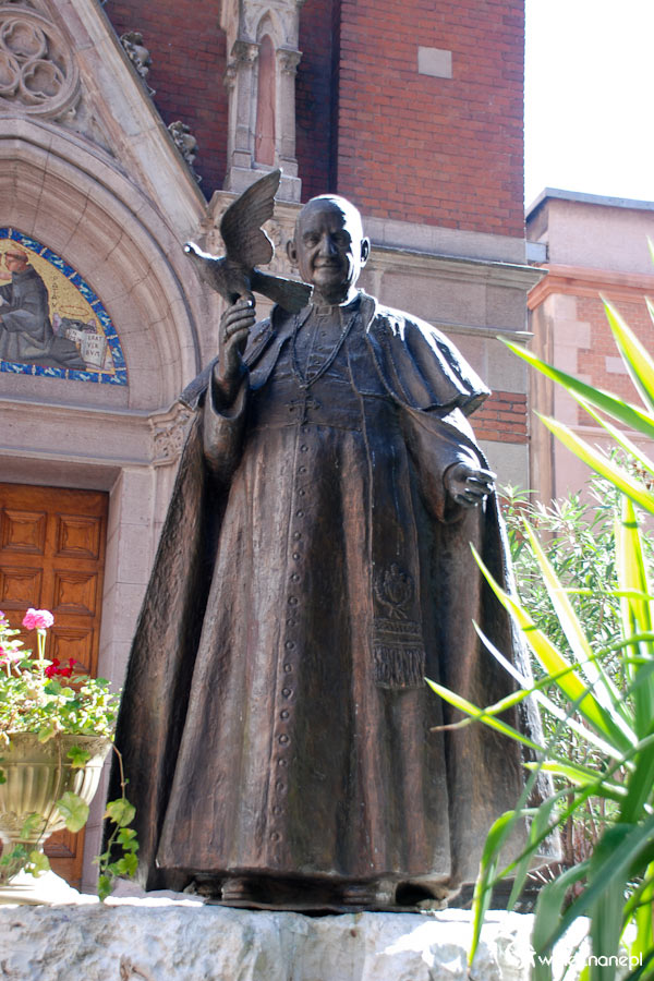 Stambuł. Pomnik "papieża tureckiego", czyli Jana XXIII przy kościele św. Antoniego Padewskiego. - foto: wnieznane.pl Stambuł. Pomnik "papieża tureckiego", czyli Jana XXIII przy kościele św. Antoniego Padewskiego. - foto: wnieznane.pl